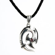 Vue complète du collier pendentif tribal en argent sterling avec grenat rouge sur cordon en cuir noir