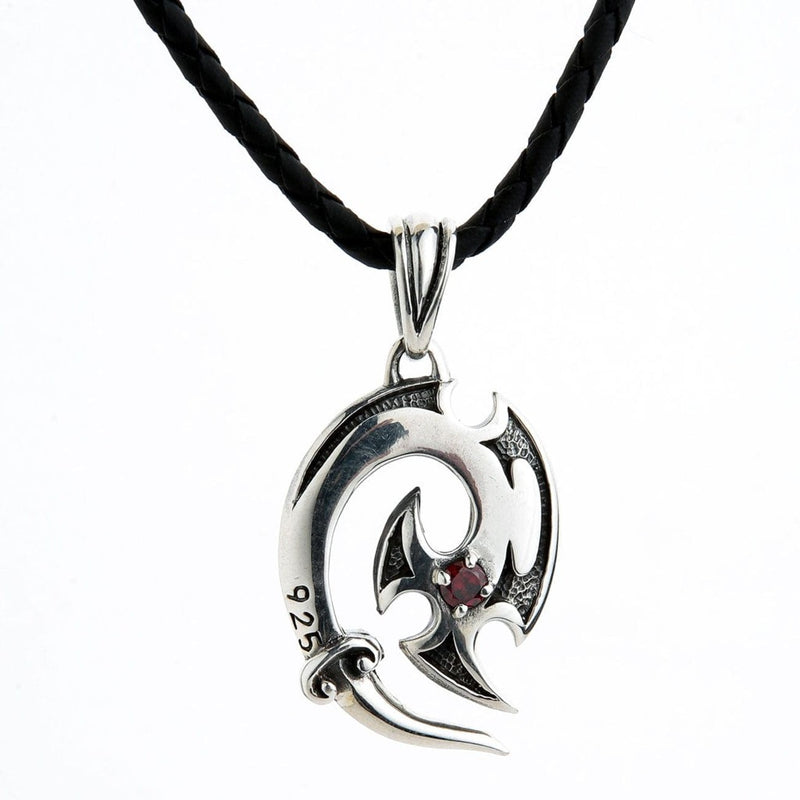 Vista completa de collar con colgante de gancho tribal en plata de ley con granate rojo y cordón de cuero negro