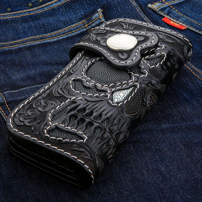 El lado de la cara larga del biker con incrustación de cráneo de estelar gris, mostrado en denim.
