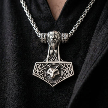 Colgante Mjolnir de plata de ley con cadena, que presenta el rostro de Thor en el mango y al lobo Fenrir en la base.