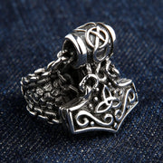 Pierścień Mjolnir, młota Thora, wykonany z 925 srebra sterlingowego, pokazujący widok z przodu z wzorem węzła celtyckiego triquetra