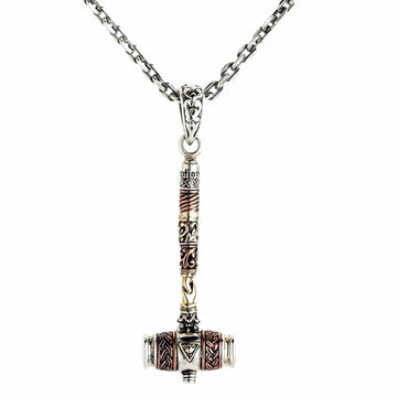 Il pendente a forma di martello di Thor su una catena d'argento, che mostra i dettagli tri-metal.