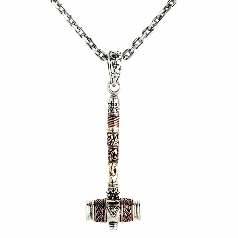 Der Thor-Hammer-Anhänger an einer Silberkette mit Dreimetall-Details.