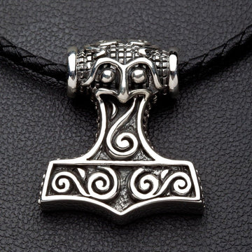 Vista frontale del ciondolo Martello di Thor in argento sterling massiccio, caratterizzato da incisioni norrene a spirale su cordino intrecciato nero.