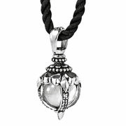 トライバルブロッサムムーンストーンペンダントの正面図、クリアなムーンストーンとシルバーのディテールが見えます。