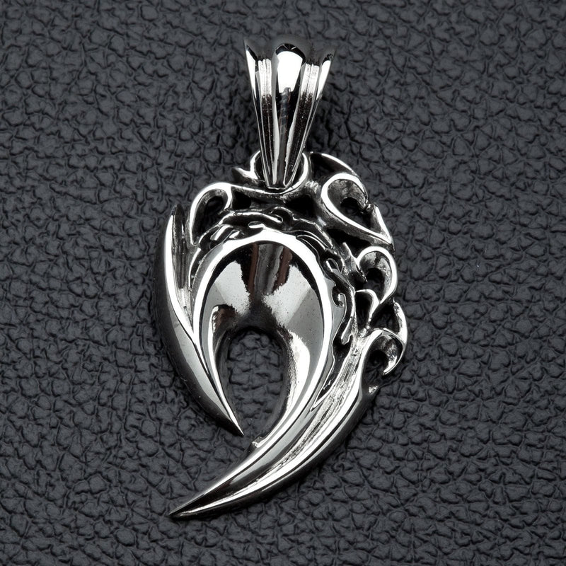 Eine Vorderansicht des Anhängers aus Sterlingsilber in Tribal-Stil mit Flammengravuren, der auf einer schwarzen Lederoberfläche ruht.