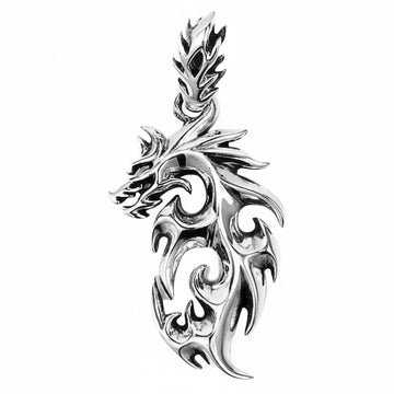 En framsida av den högt polerade tribalslamma drakenhängslen gjord av solid 925 sterling silver.