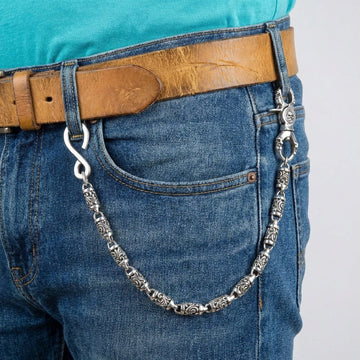 Stamm Roller Geldbörse Kette mit Totenkopfverschluss, befestigt an blauen Jeans und braunem Ledergürtel