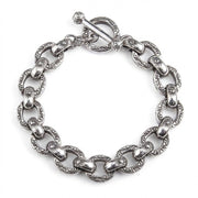 Vista dall'alto del bracciale tribale a tralcio in argento sterling con maglie ovali spesse incise e chiusura a barra