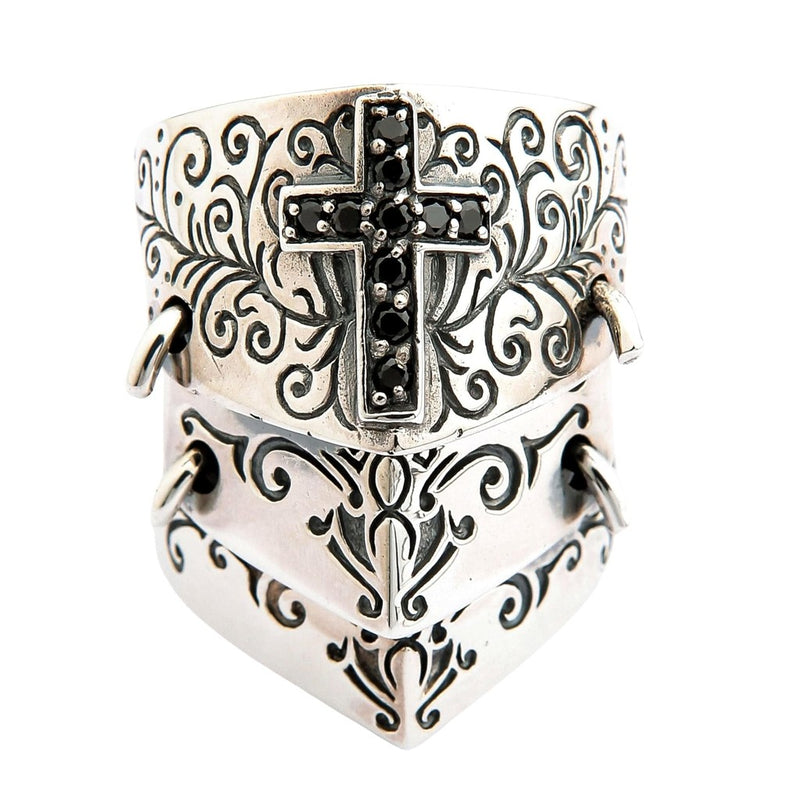 Vista frontal de anillo medieval de triple capa con escudo, intrincados grabados en espiral y cruz de circonita cúbica negra