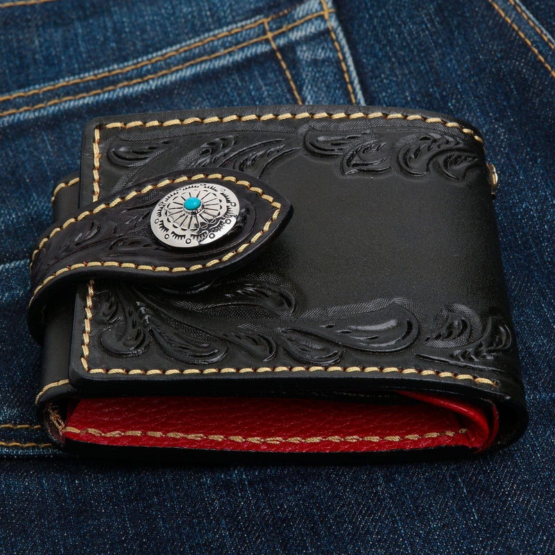 Un monedero de cuero turquesa indio premium, con herramientas a mano, con un interior rojo audaz y un concho de plata.