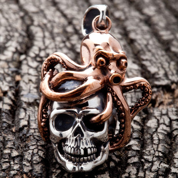 Eine Vorderansicht des zweifarbigen Oktopus-Totenkopf-Anhängers: ein Kraken aus Bronze umschlingt einen Totenkopf aus Sterlingsilber.