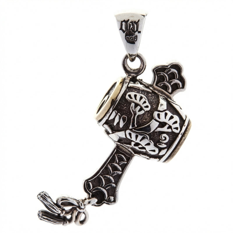 Pendentif maillet à vœux Uchide No Kozuchi en argent sterling 925, orné de motifs de feuilles de pin en relief et de finitions oxydées sur le manche.