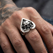 نموذج يرتدي خاتم قلب الجمجمة والعظام على إصبع السبابة