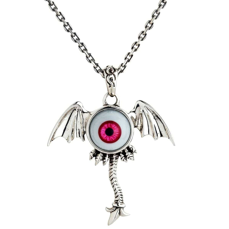 Vue de face du collier en argent sterling en forme de globe oculaire ailé avec un œil en verre rouge, présenté sur une chaîne.