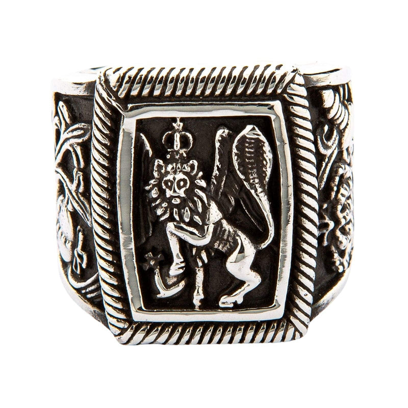 Un anello in argento sterling a unoneoneato di di San.... con dettaglionato re coronato e dettagli laterali elaborati.
