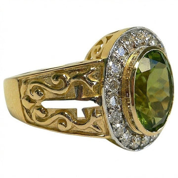 Inel de episcop din aur galben cu peridot natural oval în centru, înconjurat de un halou de zirconii strălucitoare și bandă cu filigran ornamentat