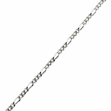 En elegant 2mm silver Figaro-kedjehalsband liggande, som visar dess klassiska 3+1 länkmönster och imponerande polering.