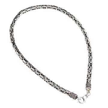 Un pesado collar bizantino de plata esterlina de 7mm con tapas decoradas y un broche de langosta.