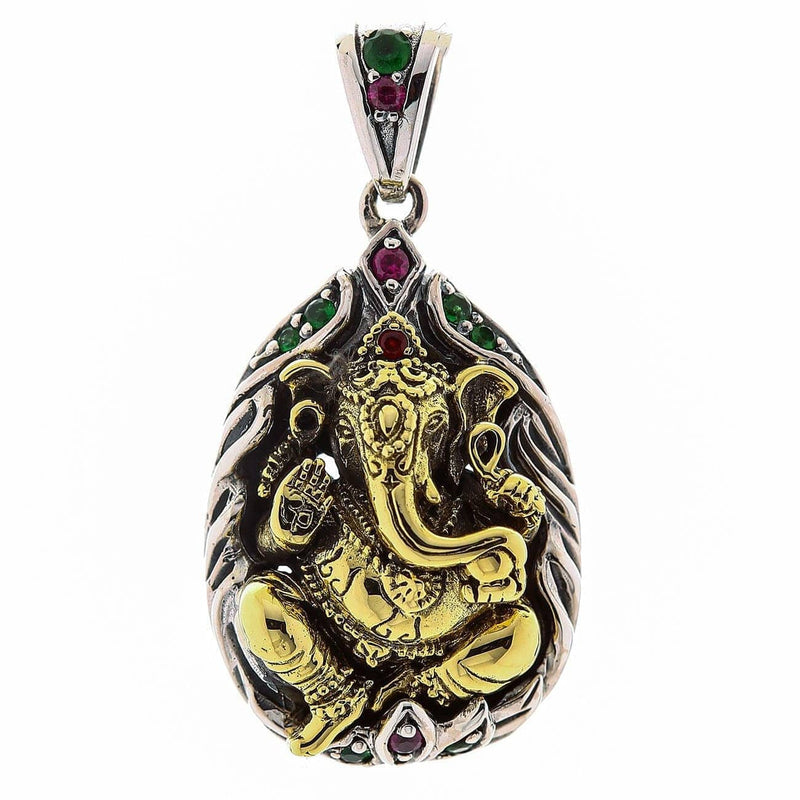 Vista anteriore dell'pendacc G p G G Ganesanes, mostrando il Ganesha in ottone dorato su una base di argento 925 con pietre CZ rosse e verdi.