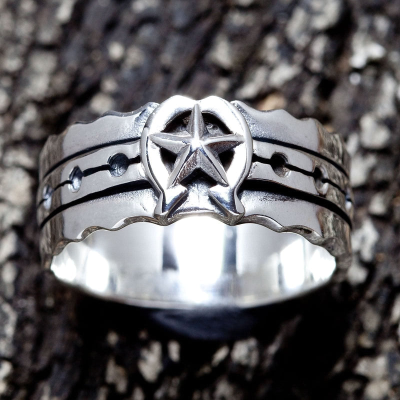 Vista frontal del anillo de banda de estrella con forma de herradura de plata 925 que muestra el motivo de la estrella.