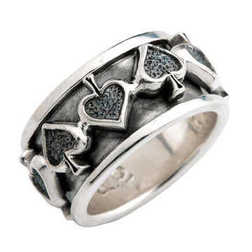 Eine schräge Ansicht des gotischen Spinnerrings, auf dem die erhabenen Symbole der Spaten-Kartenfarben zu sehen sind.