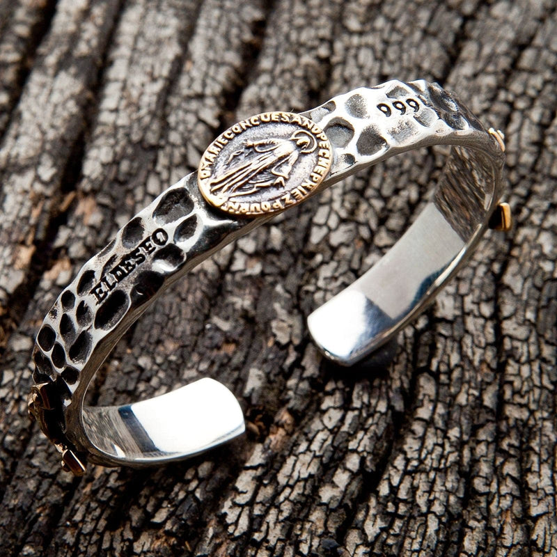 Manchette en argent sterling 925 martelé avec un médaillon doré de la Médaille miraculeuse de la Vierge Marie, présentée de biais
