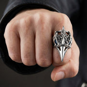 一個男人的手指穿著超大,30克拉文的手指戒指,以顯示其大規模。