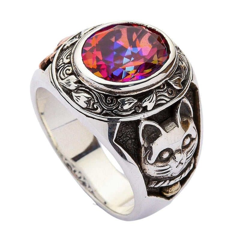 Cette bague en argent massif est ornée d'un Maneki-Neko japonais (chat porte-bonheur), d'un poisson koï en cuivre et d'une grande pierre mystique en topaze.