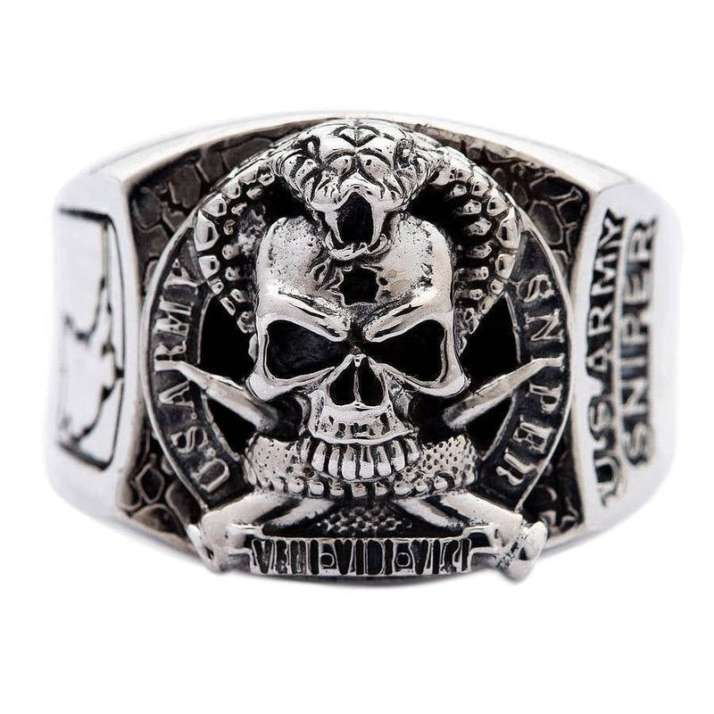 Ein massiver Sterling-Silber-Ring der US-Armee für Scharfschützen mit einem detaillierten Totenkopf- und Schlangenemblem.