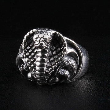 Una vista lateral del anillo de serpiente enroscada para hombres, mostrando su banda de plata pulida y diseño 3D.