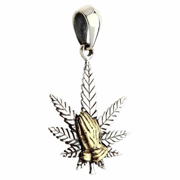 Framsidan av det tvåfärgade hängsmycket med bedjande händer på cannabisblad i sterling silver och messing.