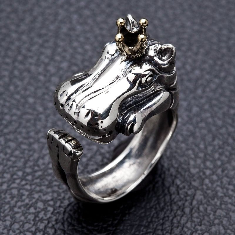 Vue de face de la bague en argent sterling avec hippopotame couronné et accents en or 14k.