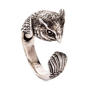 Una vista frontal del anillo de banda de búho de plata esterlina, mostrando la cabeza detallada y la textura emplumada.