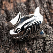Una vista frontal del anillo de envoltura de tiburón de plata esterlina, mostrando la cabeza y la aca de cola detalladas.