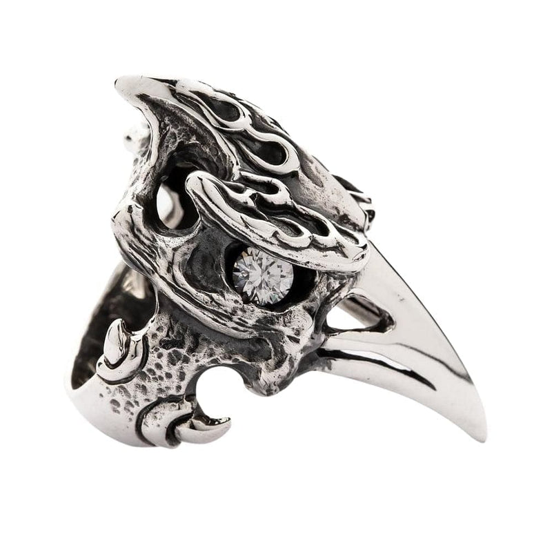 Um perfil lateral do anel de corvo viking em prata esterlina, mostrando o seu design em filigrana, semelhante a osso.