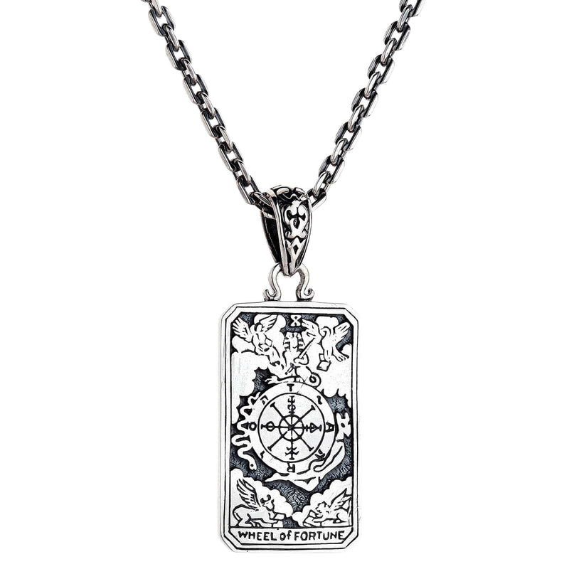 Hjulet av lycka tarot-kort hängsling visas på en sterling silver kedja.