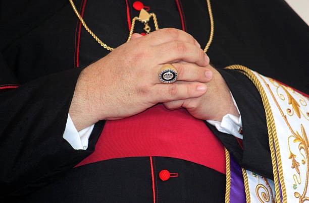 您需要知道的 5 種主教戒指款式