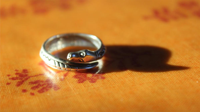 Ouroboros-symboli: Historia, symboliikka ja merkitys eri kulttuureissa