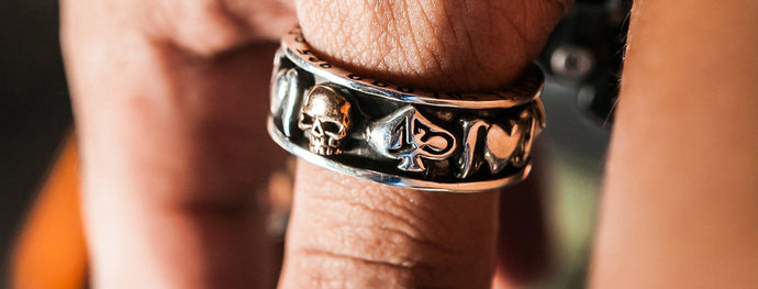 Um anel de casamento de caveira - joias originais inspiradas no gótico
