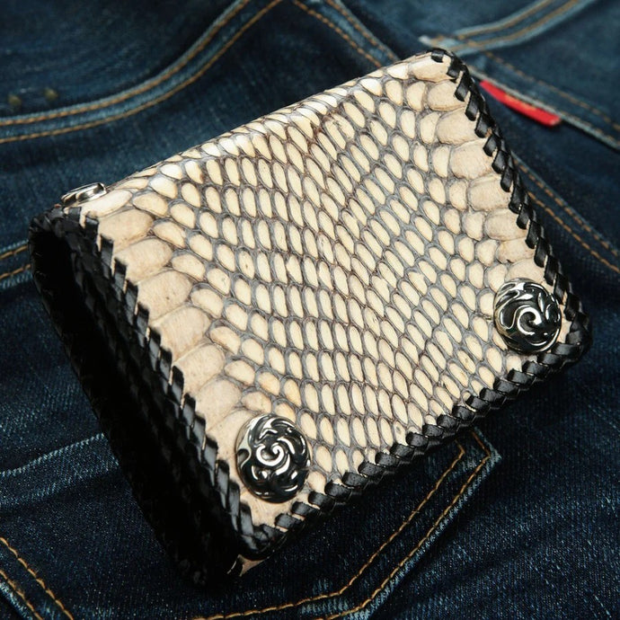 5 maneras de lucir una billetera de piel de serpiente