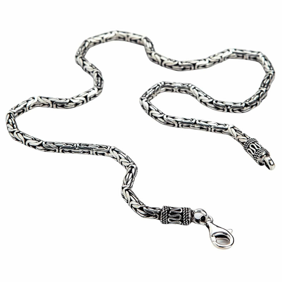 Ein schweres 5mm Sterling-Silber-Byzantinisches Halsband mit verzierten Endkappen und einem Hummerverschluss.
