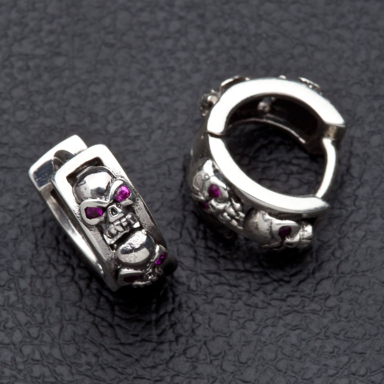 Orecchini a Cerchio Huggie con Teschio Unisex in Argento Sterling Orecchini a Cerchio Huggie con Teschio Unisex in Argento Sterling