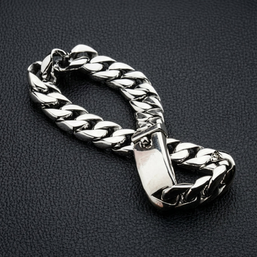 Nahaufnahme eines massiven Armbands aus 925er Sterlingsilber mit kubanischem Panzerkettchen, polierter Oberfläche und Verschluss