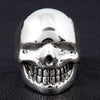 Bague tête de mort en argent sterling 925, vue de face, présentant une finition lisse et polie et des dents détaillées.