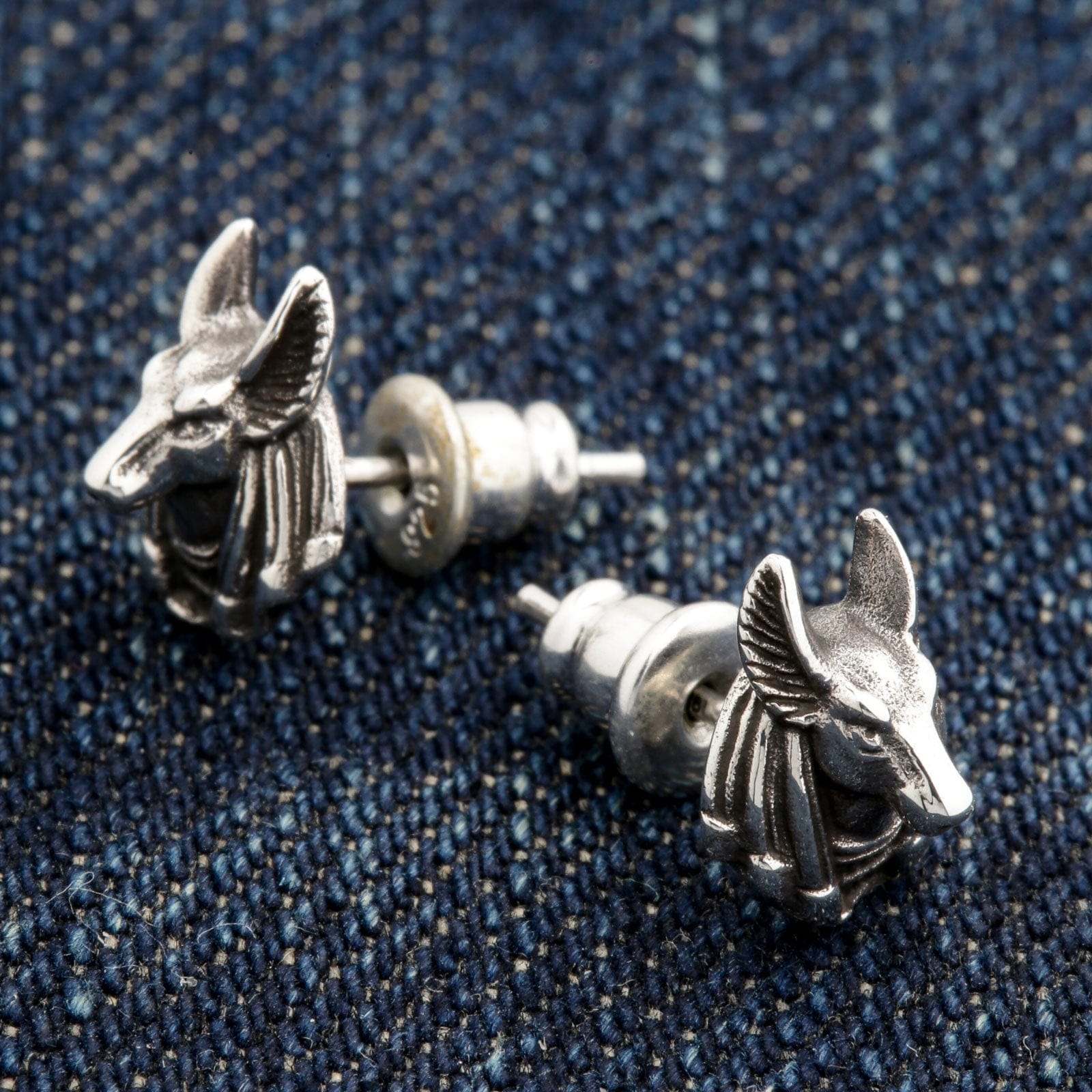 Set di due antichi orecchini a cerchio rotondo a spirale con piccolo simbolo celtico irlandese Trinità Triskele per uomini e donne in argento sterling ossidato .925 Set di due antichi orecchini a cerchio rotondo a spirale con piccolo simbolo celtico irlandese Trinità Triskele per uomini e donne in argento sterling ossidato .925