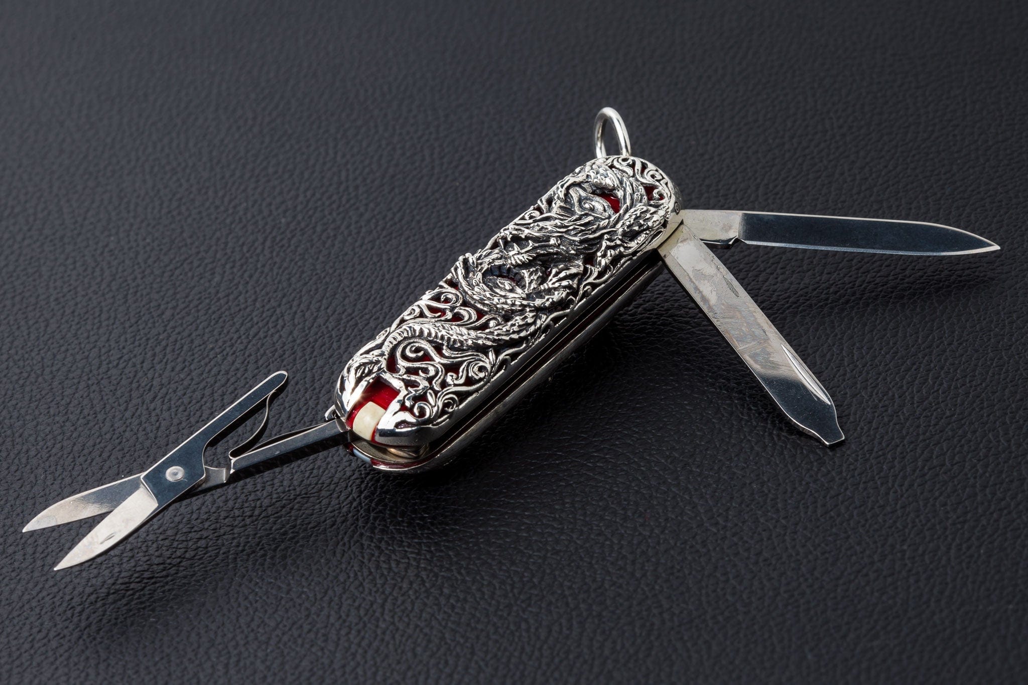 Draken-halsketting, 925 sterling zilver met maansteen/onyx Draken-halsketting, 925 sterling zilver met maansteen/onyx