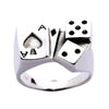 Anillo de jugador en plata de ley con diseño de as de picas y dados, vista frontal sobre fondo blanco