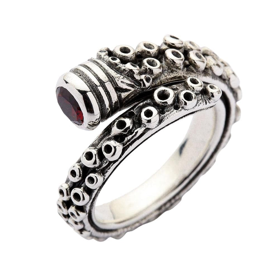 Una vista inclinada del anillo de tentáculo de pulpo de plata esterlina ajustable con una piedra CZ roja.