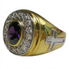 Draufsicht des zweifarbigen Amethyst-Bischofsrings aus Gold mit ovalem violettem Stein, umgeben von klaren Akzenten und einem silbernen Kreuz auf der Ringschiene